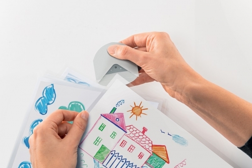 Set crafting Leitz, 4 in 1, include laminator Leitz iLAM Home A4, trimmer, rotunjitor, 5 folii laminare A4, alb